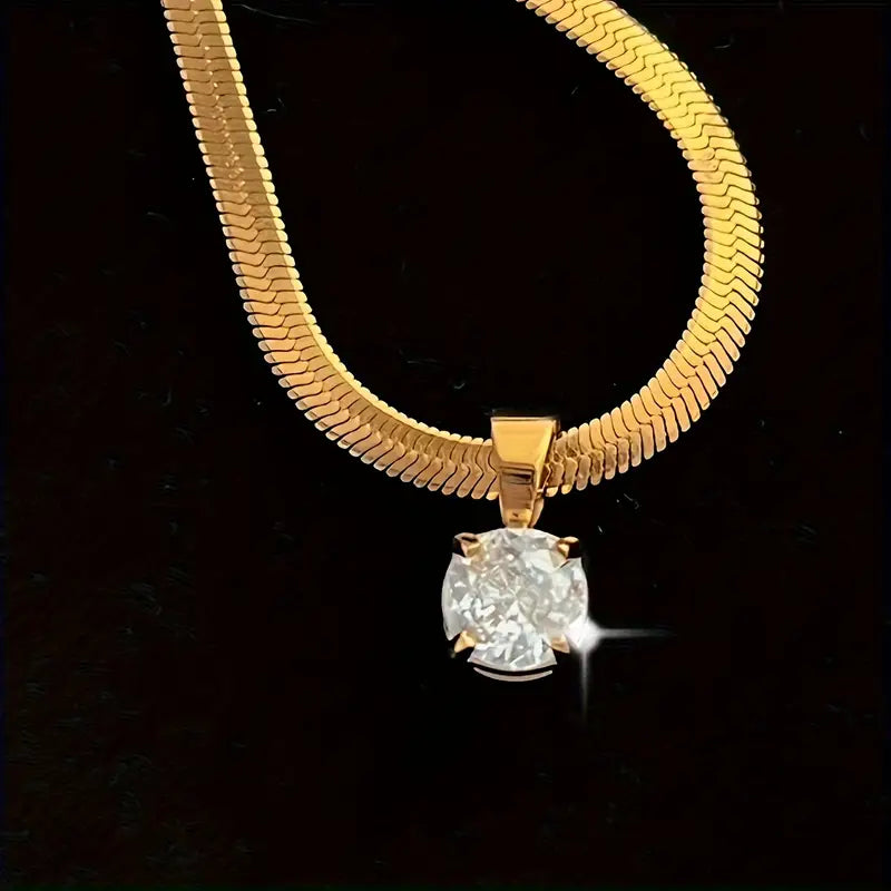 Elegant necklace with a zirconia pendant | Gold