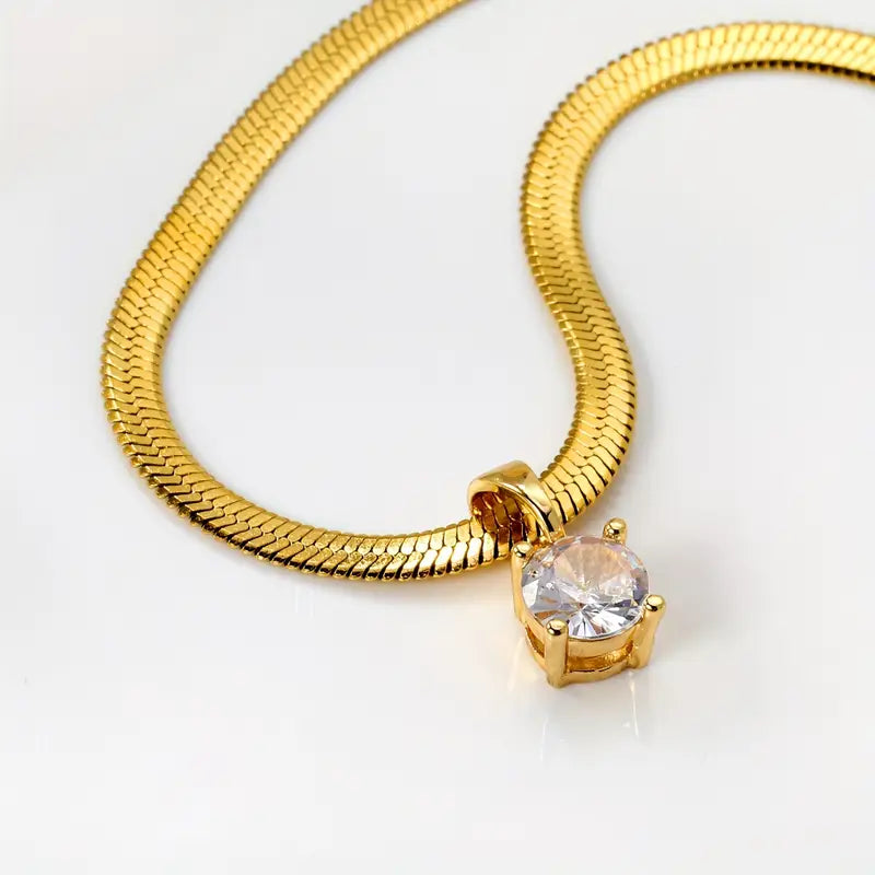 Elegant necklace with a zirconia pendant | Gold