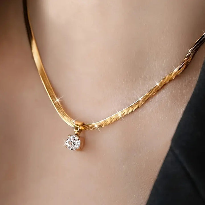 Elegant necklace with a zirconia pendant | Gold